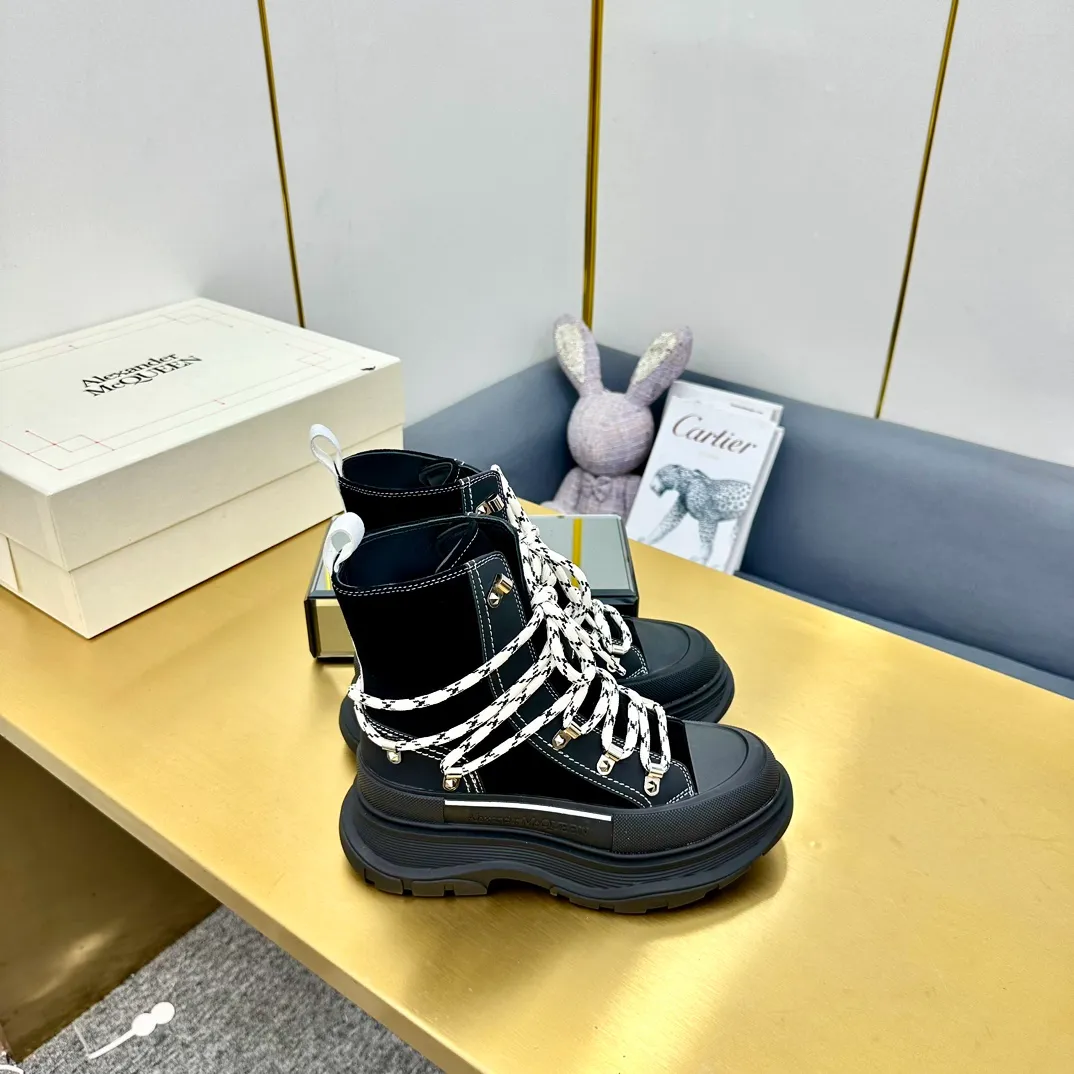 👟👟Ex-factory price 680👟👟 Alexander McQueen's latest thick-soled Martin boots, original 1:1 development, outsole original open-film TPU sole, fabric full-grain cowhide + high mercerized cowhide, lining sheepskin original hardware carabiner bottom height 5cm Size: #35-40 39-45